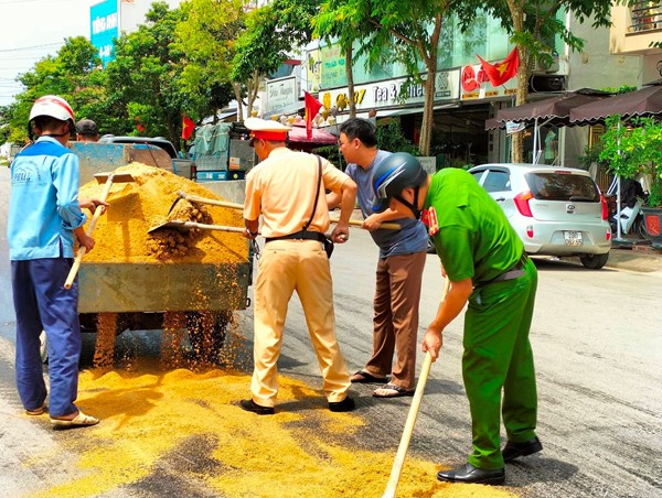 Lực lượng CSGT dọn vết dầu loang trên đường
