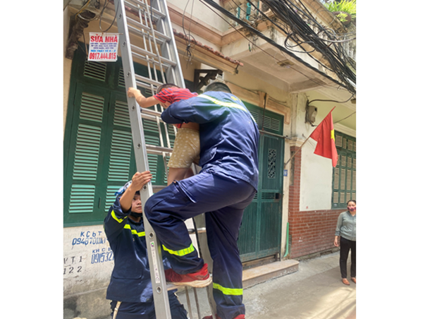 Công an quận Tây Hồ kịp thời cứu cháu bé mắc kẹt tại tầng 2