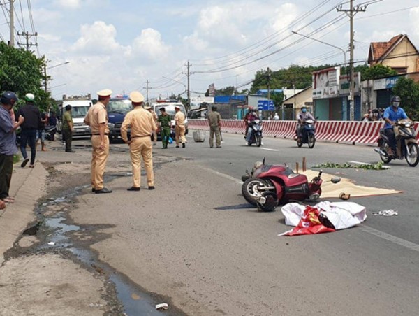 Tai nạn giao thông mới nhất hôm nay (21/6/2023): Va chạm xe đầu kéo, cô giáo tử vong ngay gần nhà