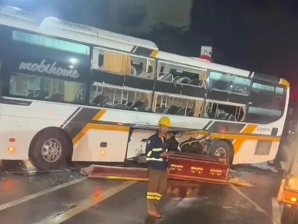 Tai nạn giao thông mới nhất hôm nay (23/6): Xe tải tông xe khách, nhiều quan tài văng xuống đường