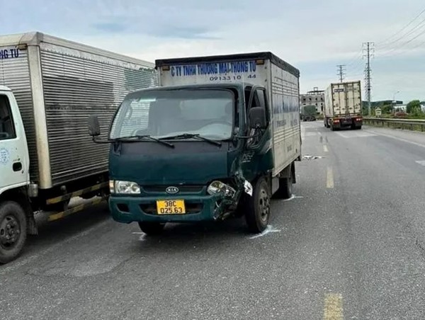 Tai nạn giao thông mới nhất hôm nay (24/6): Xe đầu kéo rơi lốp làm vỡ đầu 2 ô tô tải ở Hà Tĩnh