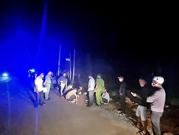 Tai nạn giao thông mới nhất hôm nay (25/6/2023): Xe máy va chạm lúc nửa đêm, 3 người thương vong