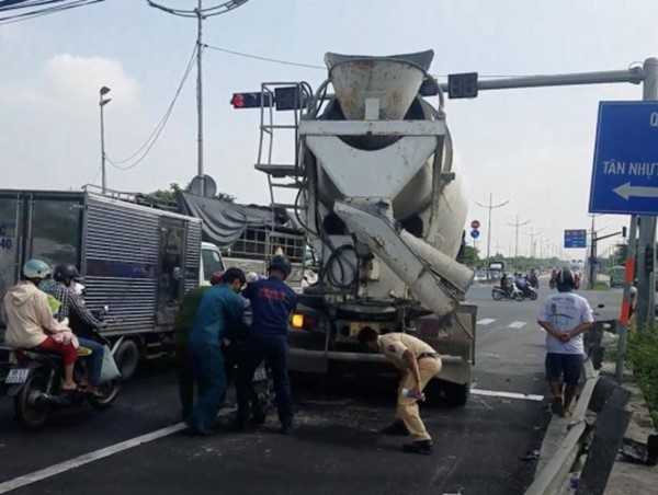 Tai nạn giao thông mới nhất hôm nay (27/6/2023): Xe bồn tông văng loạt xe máy dừng chờ đèn đỏ