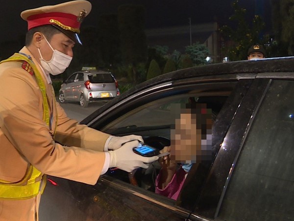 Phạt 17 triệu đồng nữ tài xế vi phạm nồng độ cồn