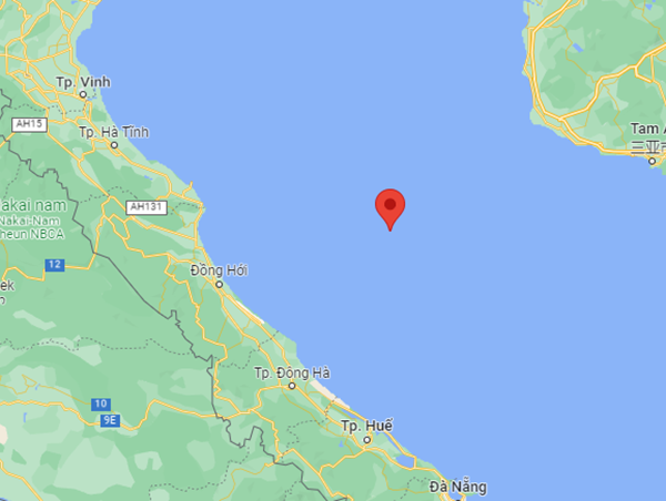 Trợ giúp một thuyền viên 50 tuổi ngất xỉu ngoài khơi