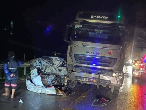 Tai nạn giao thông mới nhất hôm nay (1/7/2023): Ô tô con bẹp dúm sau va chạm với xe đầu kéo trên QL6