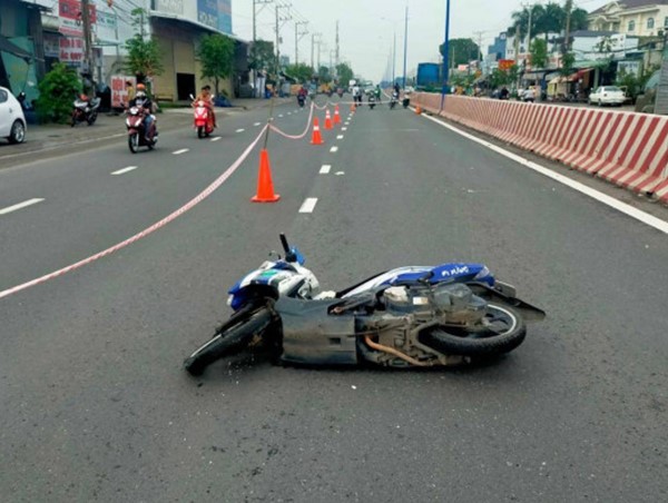 Tai nạn giao thông mới nhất hôm nay (2/7/2023): Nam thanh niên tử vong sau va chạm với ô tô biển xanh