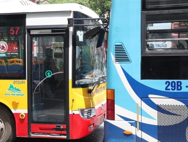 3 xe buýt đâm liên hoàn khi vào bến đón trả khách