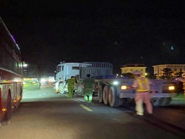 Tai nạn giao thông mới nhất hôm nay (5/7/2023): Va chạm với xe đầu kéo, 2 thanh niên đi xe máy tử vong