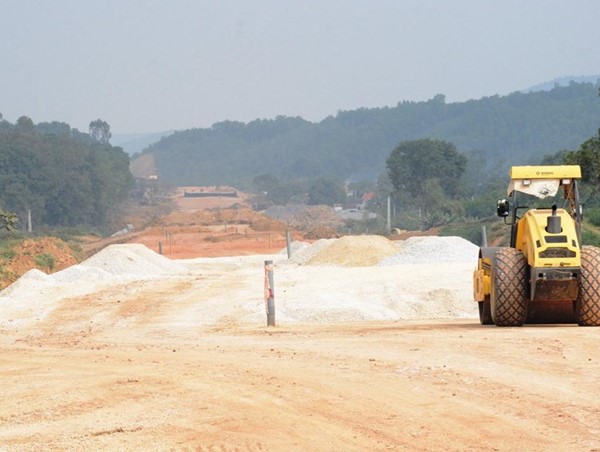 Đẩy nhanh tiến độ làm thủ tục giải phóng mặt bằng, cấp mỏ vật liệu thi công cao tốc Bắc-Nam