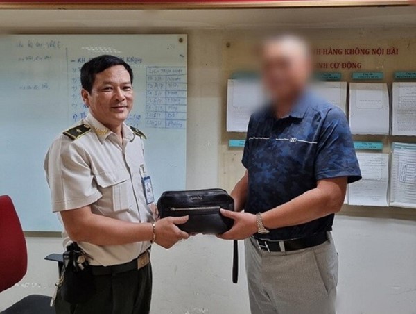 Trao trả số tài sản lớn cho vị khách bỏ quên ở sân bay Nội Bài