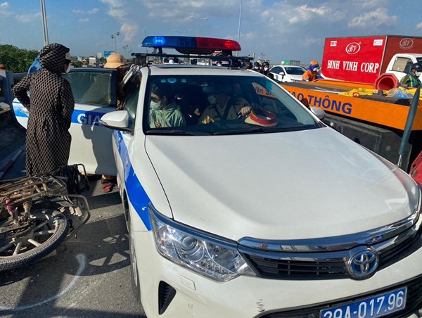 Cảnh sát giao thông kịp thời đưa người bị tai nạn đi cấp cứu