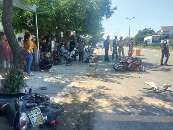 Tai nạn giao thông mới nhất hôm nay (7/7/2023): Ô tô tải va chạm với xe máy, một công an xã tử vong