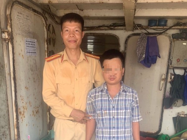 CSGT đường thủy cứu thành công một thuyền viên bị rơi xuống sông 