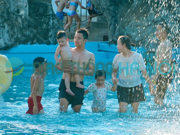 Người dân đổ về Công viên nước Hồ Tây "giải nhiệt"