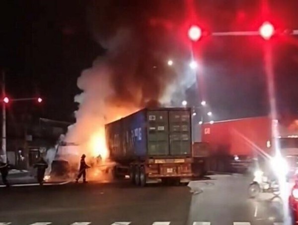 Tai nạn giao thông mới nhất hôm nay (10/7/2023): Hai xe container bốc cháy ngùn ngụt sau cú va chạm