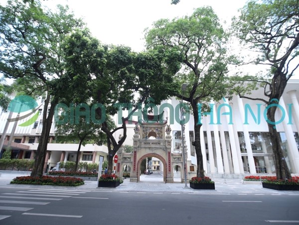 Cổng trại Bảo An Binh khác lạ bên cạnh Nhà hát Hồ Gươm