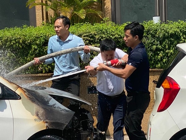 Kịp thời dập tắt đám cháy xe ô tô trên đường 