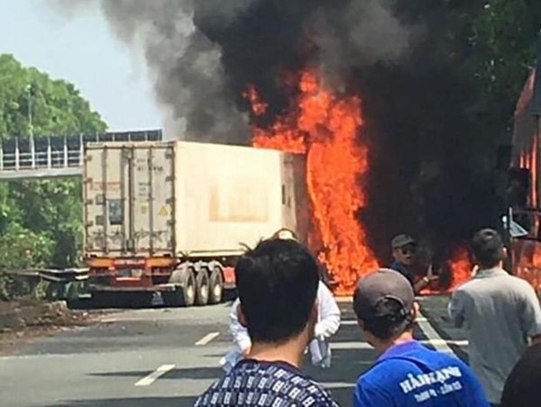 Xe container bốc cháy dữ dội trên cao tốc Pháp Vân - Cầu Giẽ