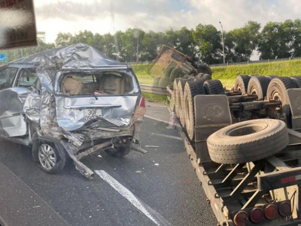 Tai nạn giao thông mới nhất hôm nay (12/7/2023): Ô tô con biến dạng, xe đầu kéo lật ngửa sau tai nạn trên cao tốc Hà Nội - Hải Phòng