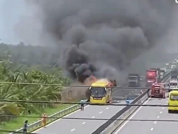 Tai nạn giao thông mới nhất hôm nay (13/7/2023): Xe khách chở 36 người bốc cháy dữ dội trên cao tốc