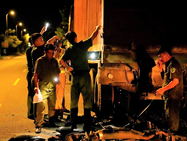 Tai nạn giao thông mới nhất hôm nay (19/7/2023): Va chạm với ô tô đầu kéo, 2 người đi xe máy tử vong