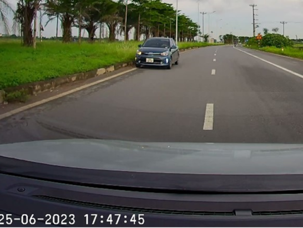 Xử lý ô tô đi ngược chiều tại trục đường phía nam Cienco 5 qua tin báo facebook