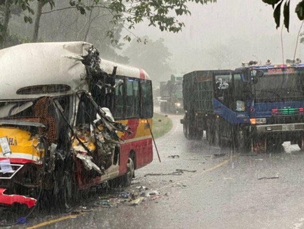 Tai nạn giao thông mới nhất hôm nay (21/7/2023): Xe buýt chở theo nhiều hành khách va chạm với xe đầu kéo