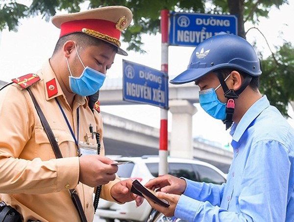 Đề xuất CSGT không được kiểm tra giấy tờ người ngồi sau xe máy