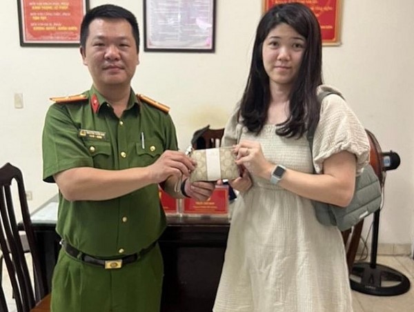  Nhân viên Đại sứ quán vui mừng nhận lại tài sản đánh rơi trên phố cổ Hà Nội