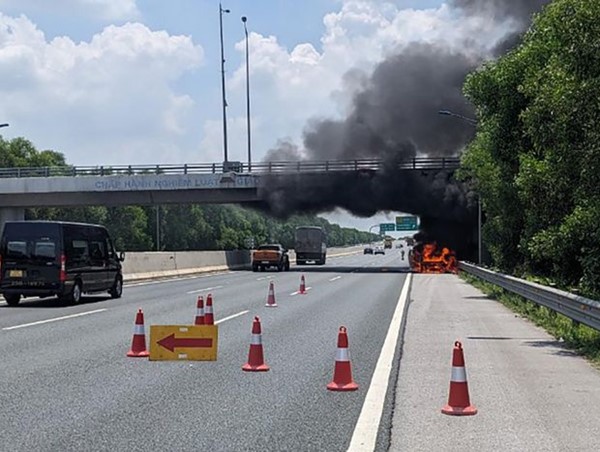 Tai nạn giao thông mới nhất hôm nay (23/7/2023): Ô tô bán tải cháy rụi trên cao tốc Hà Nội - Hải Phòng