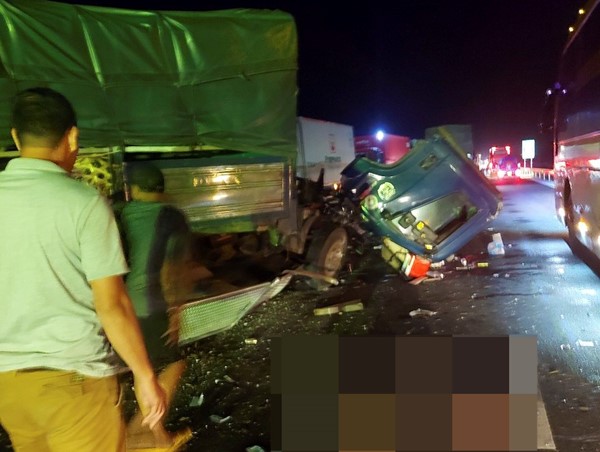 Tai nạn giao thông mới nhất hôm nay (25/7/2023): Nam thanh niên đi xe máy ngã ra đường bị xe tải cán trúng tử vong