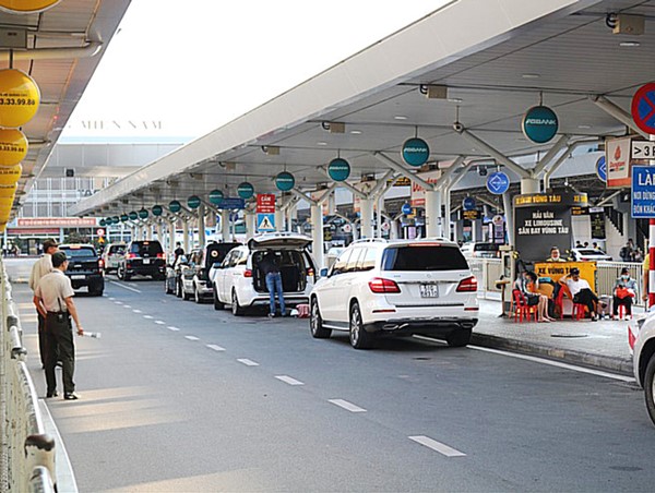 Công bố đường dây nóng xử lý taxi dù, gian lận cước tại sân bay Tân Sơn Nhất