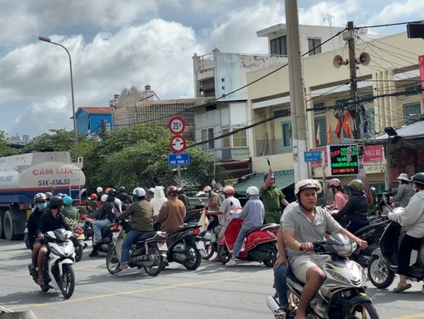 Tai nạn giao thông mới nhất hôm nay (26/7/2023): Va chạm với xe bồn, người đi xe máy tử vong tại chỗ