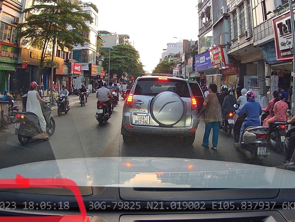 CLIP: Chặn xe, tự ý mở cửa ô tô xin tiền trên phố 