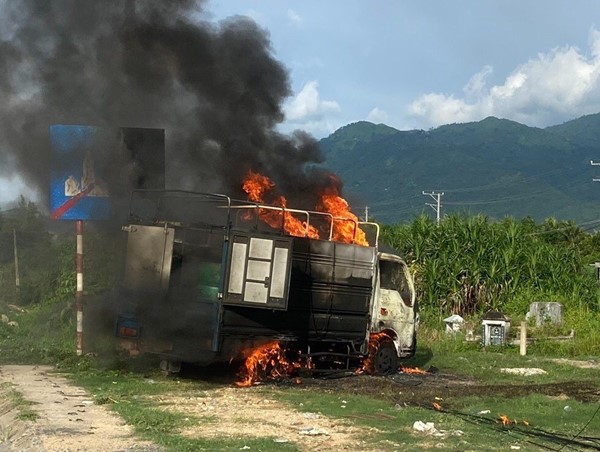 Tai nạn giao thông mới nhất hôm nay (28/7/2023): Ngã ra đường sau va chạm, người đàn ông bị xe đầu kéo cán tử vong