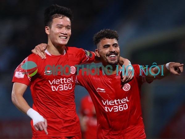 Cận cảnh VAR lần đầu tiên áp dụng tại V-League