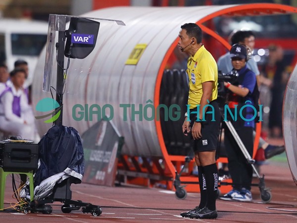 VAR bị chê khi lần đầu áp dụng tại V-League 2023
