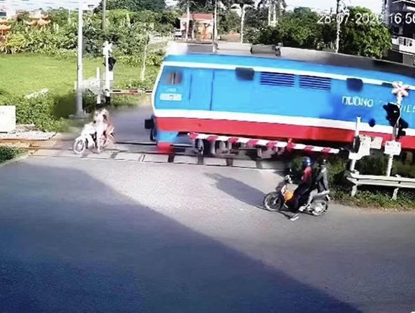 Tai nạn giao thông mới nhất hôm nay (29/7/2023): Cố vượt đường sắt, 2 người đi xe máy bị tàu hỏa tông tử vong