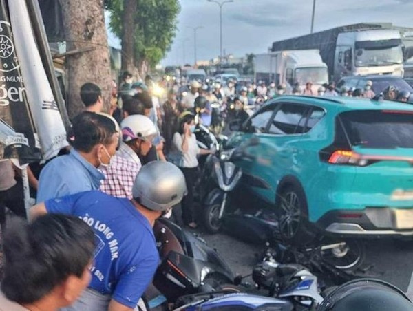 Taxi tông trực diện 9 xe máy đang dừng chờ đèn đỏ, 2 người bị thương nặng