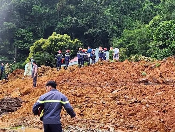  Khẩn trương tìm kiếm cán bộ chiến sĩ và người dân bị mất tích trong vụ sạt lở đất tại Lâm Đồng