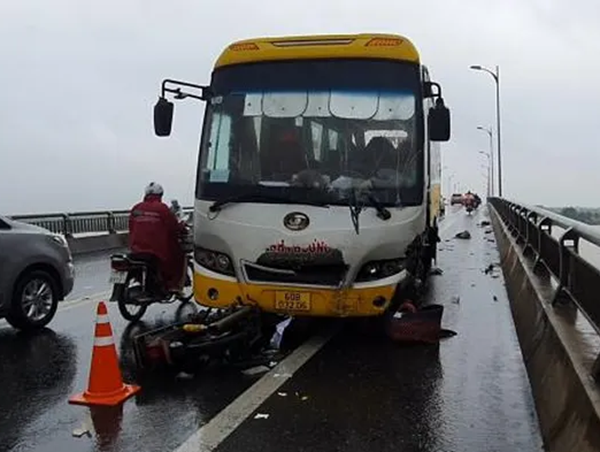 Tai nạn giao thông mới nhất hôm nay (30/7/2023): Xe khách mất lái tông người đi xe máy tử vong