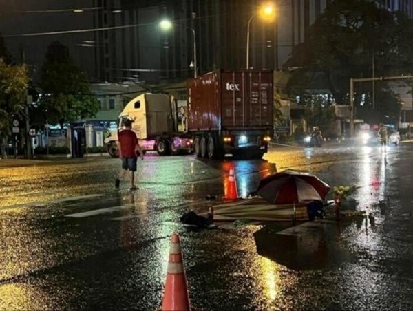 Tai nạn giao thông mới nhất hôm nay (1/8/2023): Tông vào đuôi xe container, nam sinh tử vong tại chỗ