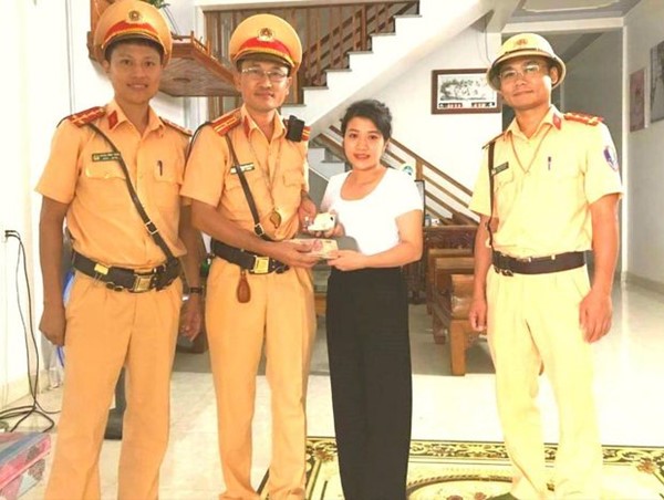 Cô gái vui mừng nhận lại tài sản đánh rơi từ Cảnh sát giao thông