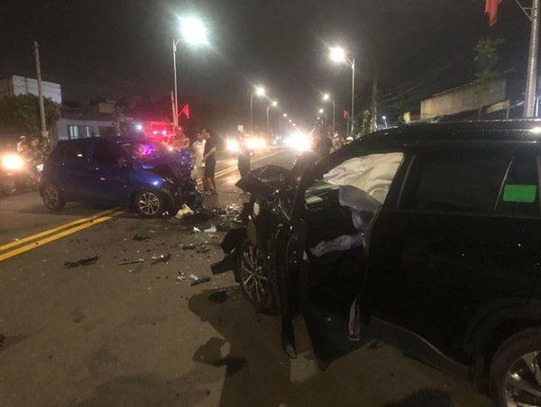 Tai nạn giao thông mới nhất hôm nay (4/8/2023): Hai ô tô đối đầu, một tài xế tử vong