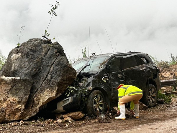 Tăng cường phòng chống sạt lở, bảo đảm an toàn cho người, phương tiện tham gia giao thông