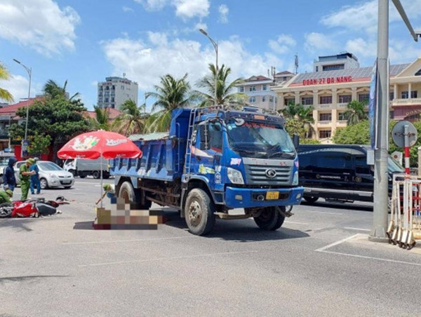 Tai nạn giao thông mới nhất hôm nay (7/8/2023): Va chạm với xe tải, cô gái trẻ đi xe máy tử vong