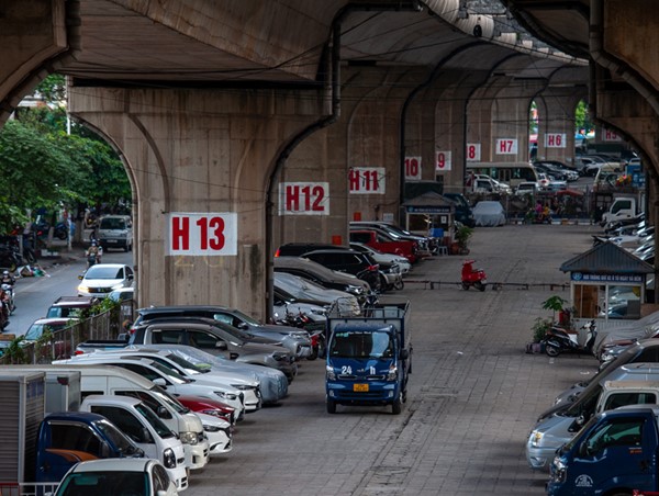 Trông giữ xe dưới gầm cầu: Không chỉ là giải pháp tình thế
