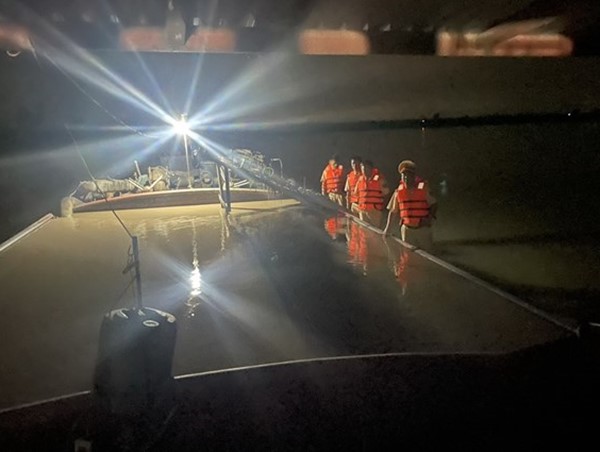 Bắt giữ tàu hút cát trái phép trên sông Văn Úc