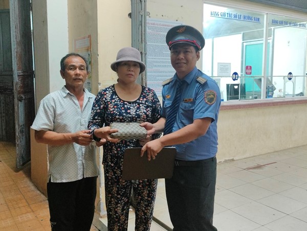 Nữ hành khách vui mừng nhận lại số tiền lớn bỏ quên trên tàu SE22 